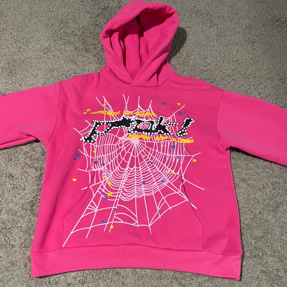 This Sp5der Worldwide Young Thug Spider Red Hoodie in size M is made of cotton